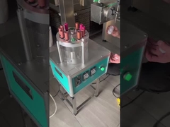 La machine à pomper du rouge à lèvres et de la poudre d'or