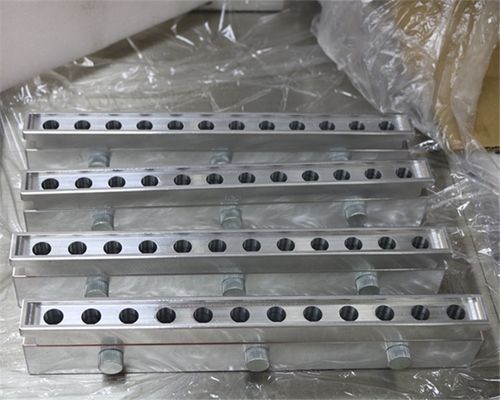 Ligne de production de rouge à lèvres rouge à lèvres 12 trous bec d'oiseau Mousse en aluminium argent facile à nettoyer