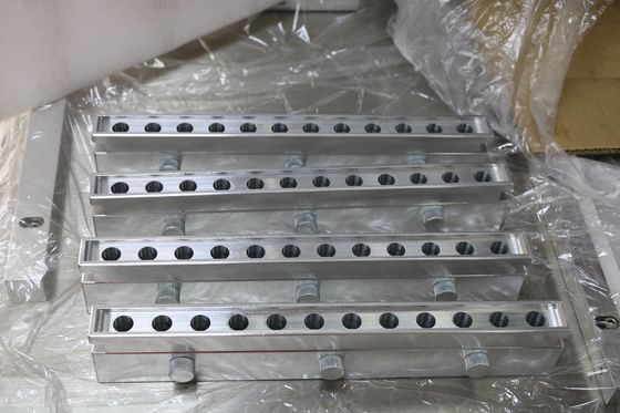 Un moule de rouge à lèvres en aluminium à bec ordinaire à 12 trous