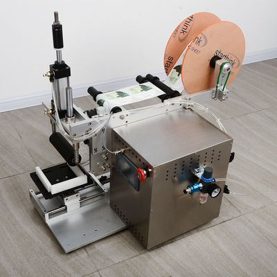 Machine d'étiquetage cosmétique semi-automatique pour bouteille plate 750*500*550MM