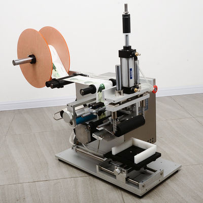 Machine d'étiquetage cosmétique semi-automatique pour bouteille plate 750*500*550MM