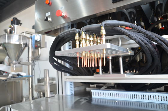 Quinze machines de remplissage de crème ou d'ombrage de cosmétiques de couleur avec bande transporteuse d'eau de 3000x200 mm