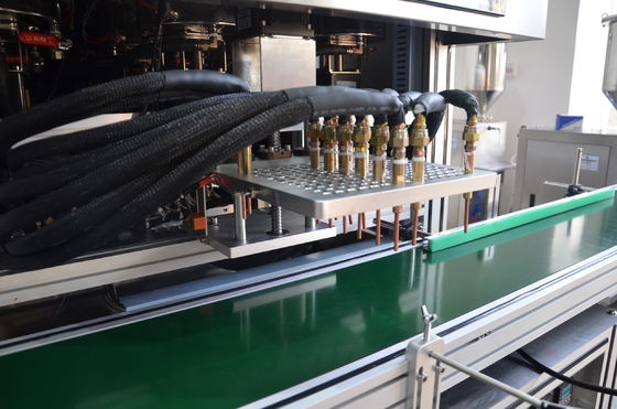 Quinze machines de remplissage de crème ou d'ombrage de cosmétiques de couleur avec bande transporteuse d'eau de 3000x200 mm