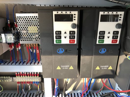 Beaucoup de types de bouteilles Servo Capping Machine automatique Bouteille Capper 20-50 pièces / min