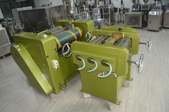 S150 Matériau de rouge à lèvres vert ligne de production de rouge à lèvres à trois rouleaux de broyeur type moteur à courant alternatif