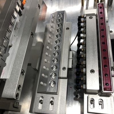 Machine automatique de démoulage de moisissures en aluminium pour baume à lèvres à 12 trous